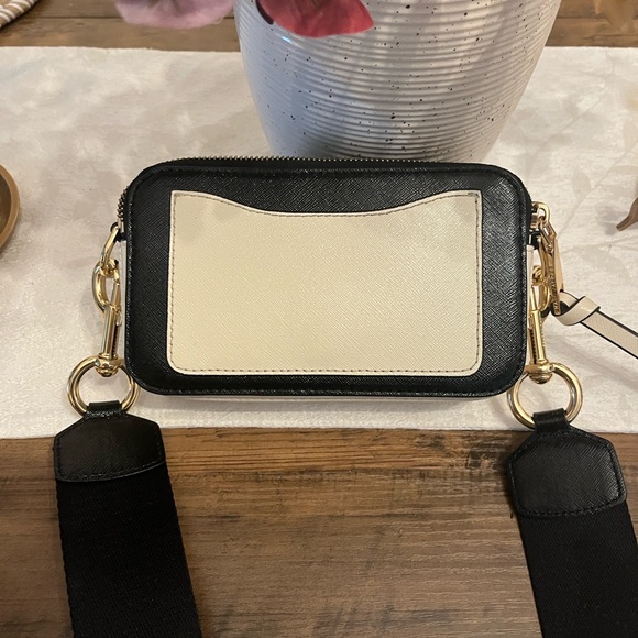 Marc Jacobs Cream Crossbody Bag with Gold Accents - Picture 5 of 16